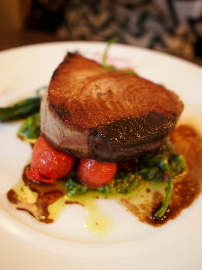 ル･ルペール･ドゥ･キャルトゥーシュ Steak de thon rouge de ligne de méditerranée grillé, tomates cerices et piments basques