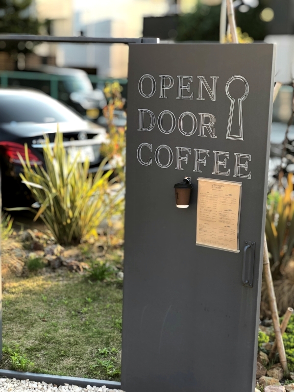 オープンドアコーヒー　看板
