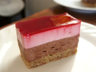 パリ･ブレスト 洋菓子店　木苺とチョコレートのケーキ