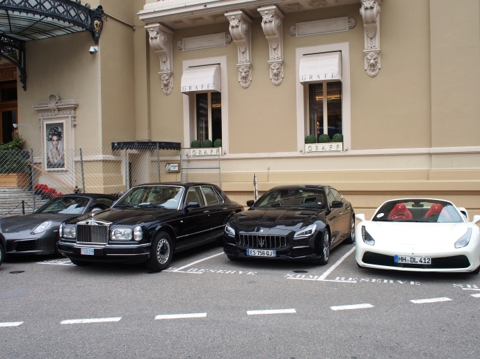 Casino de Monte-Carlo　高級車ずらり