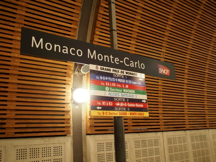 モナコ駅　看板