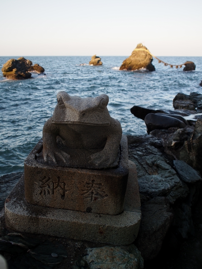 二見興玉神社 本殿の横から 蛙と夫婦岩