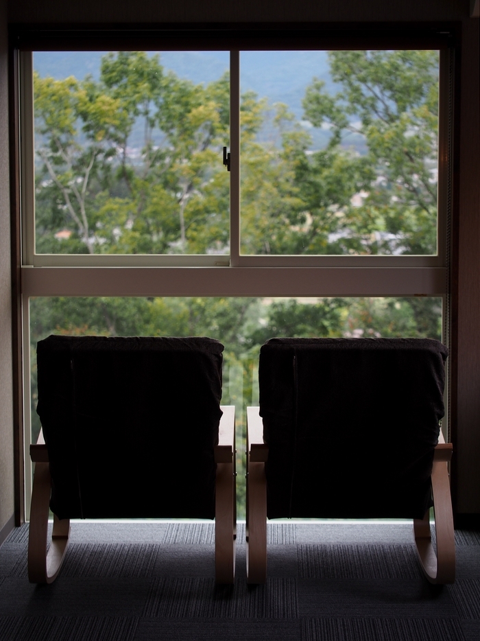 オーベルジュラヴィトランキーユ 窓辺の椅子と景色