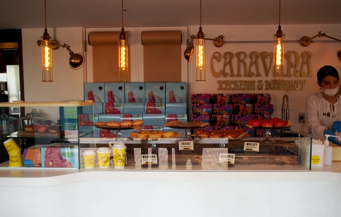 CARAVANA ice cream & doughnut ジバゴの隣のカウンター