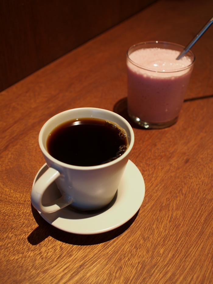 喫茶クロカワ コーヒーといちごのラッシー