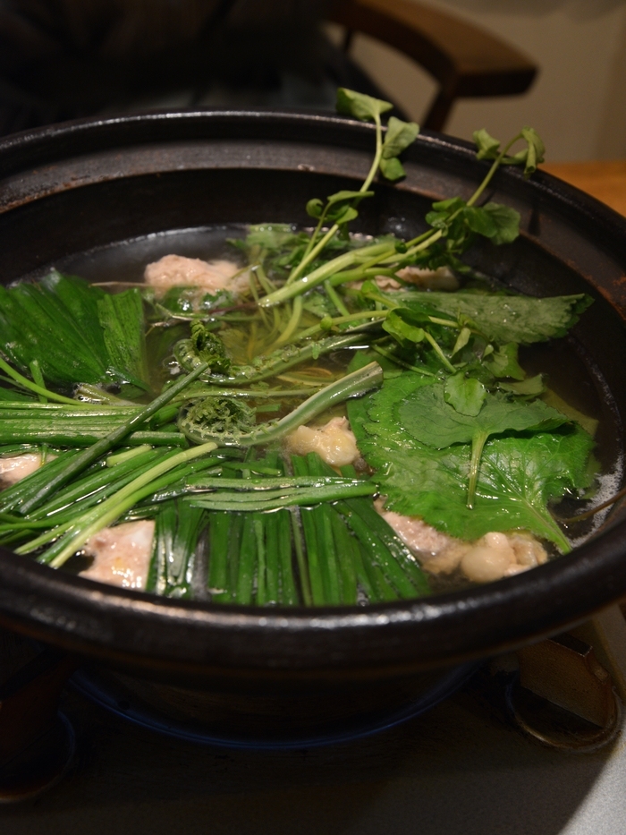 三水館の草鍋 食材を鍋に投入